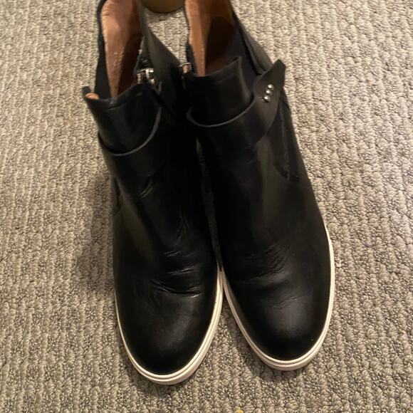 L Paola size 7 1/2M Platform bootie.  Black with whiite.  Side Zip..  No scuffs - Picture 3 of 8